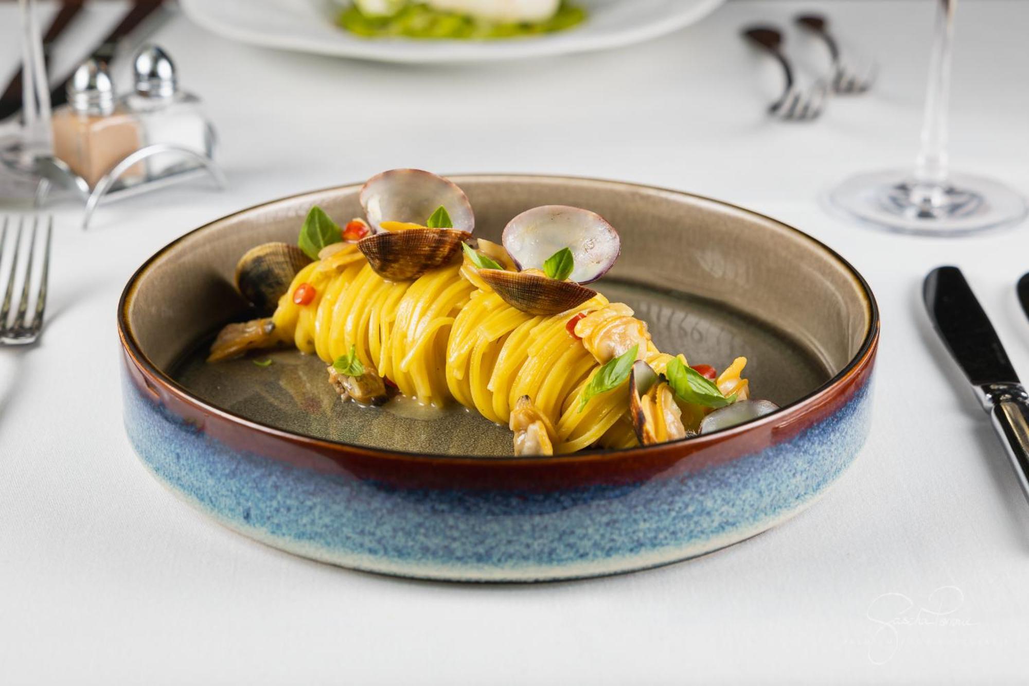 The Wellem, In The Unbound Collection By Hyatt Hotel Düsseldorf Eksteriør billede A dish of spaghetti alla vongole