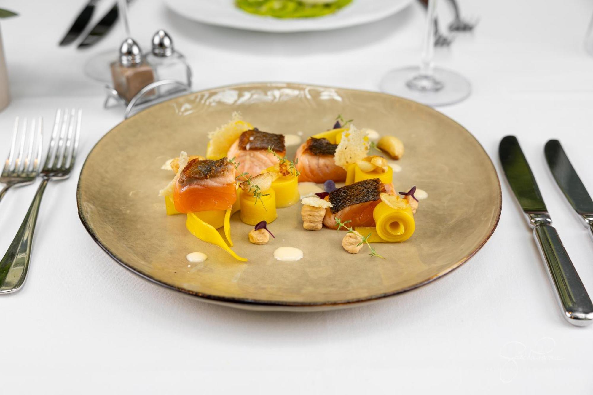 The Wellem, In The Unbound Collection By Hyatt Hotel Düsseldorf Eksteriør billede A plate of food