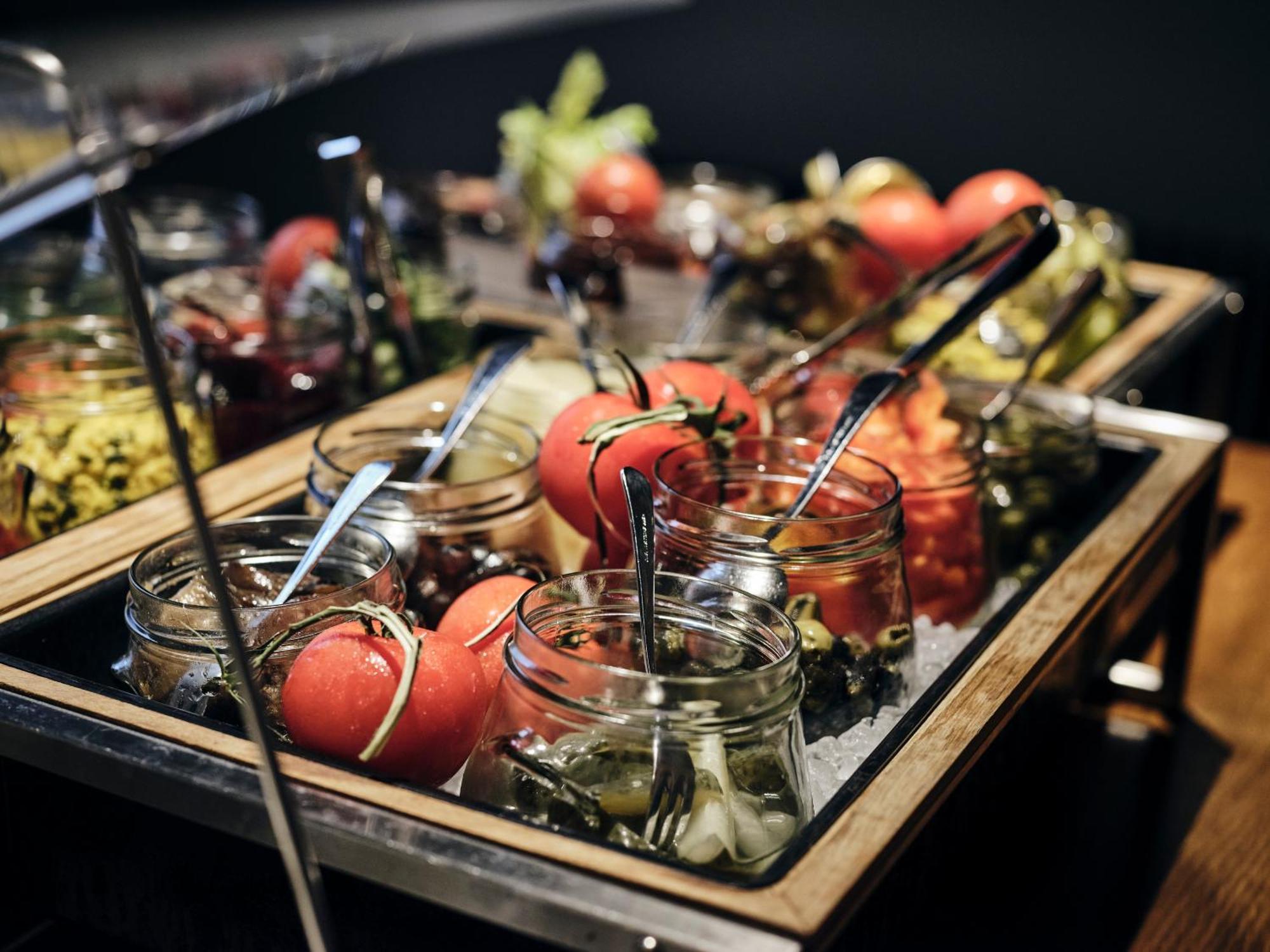 The Wellem, In The Unbound Collection By Hyatt Hotel Düsseldorf Eksteriør billede A salad bar